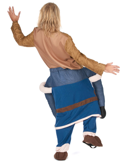 Disfarce homem ás costas de um viking adulto