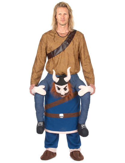 Disfarce homem ás costas de um viking adulto
