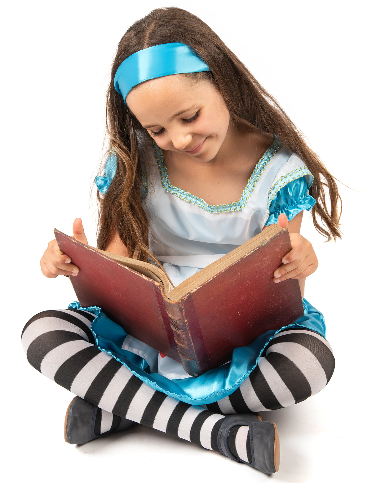 Fille lisant un livre avec le déguisement Alice pour fille