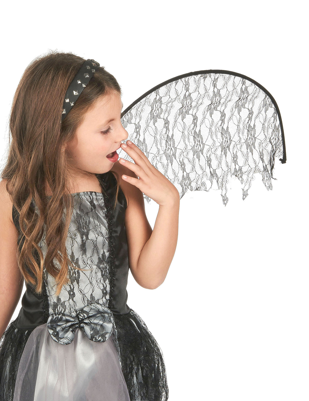 Détail du serre-tête et de l'aile en dentelle du déguisement ange gothique pour fille