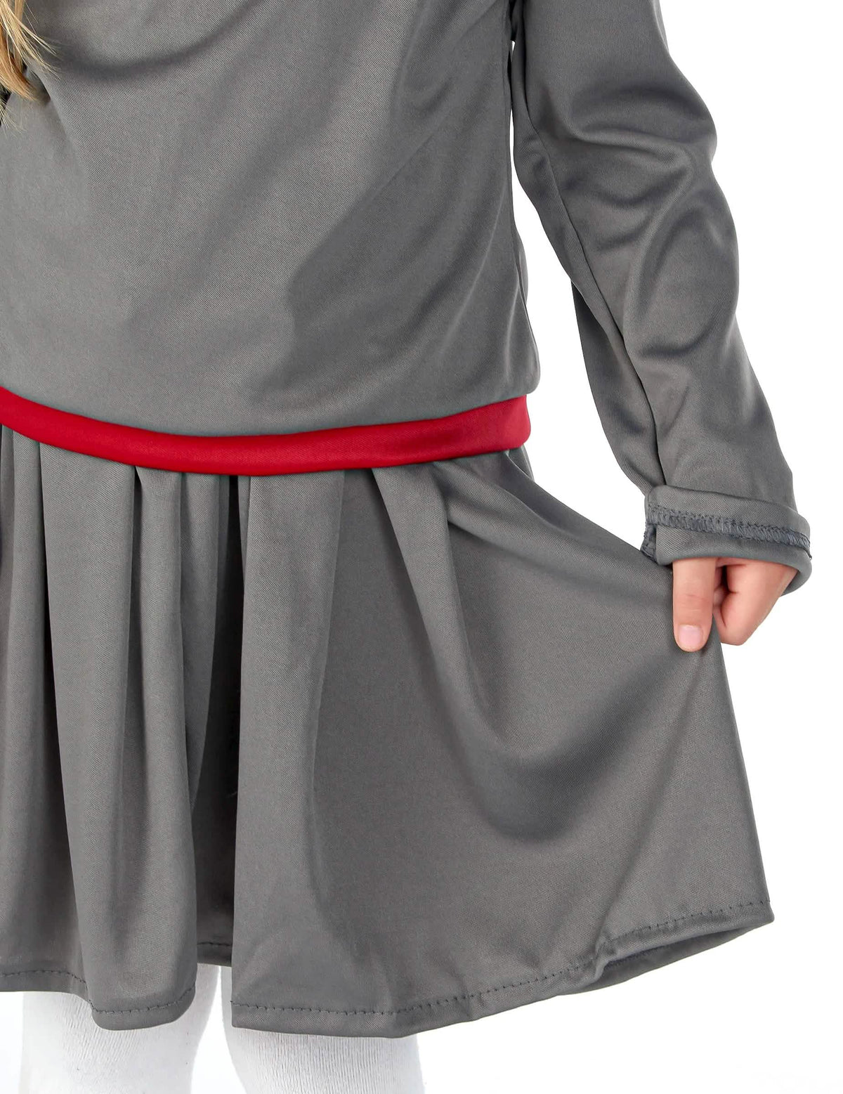 Detalhe da saia plissada e do cinto vermelho do disfarce de aprendiz de bruxa para menina