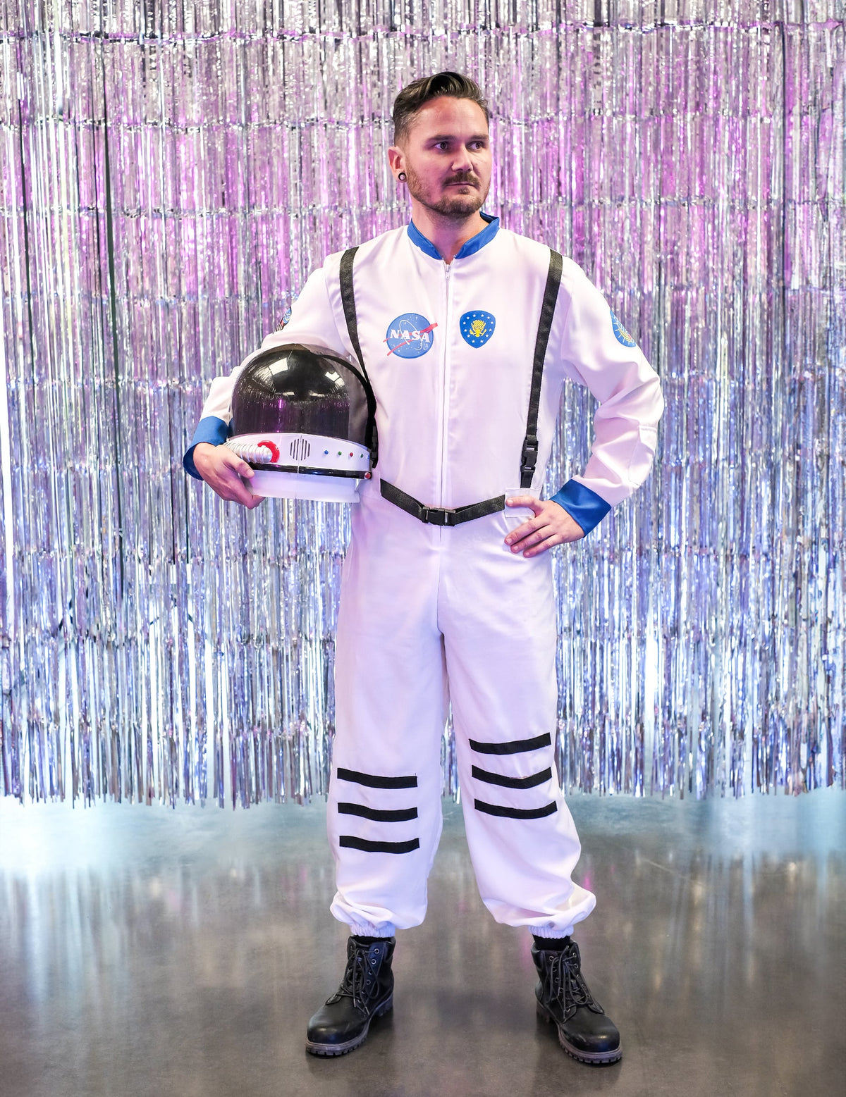 Vue de face avec casque à la main du déguisement astronaute de l'espace