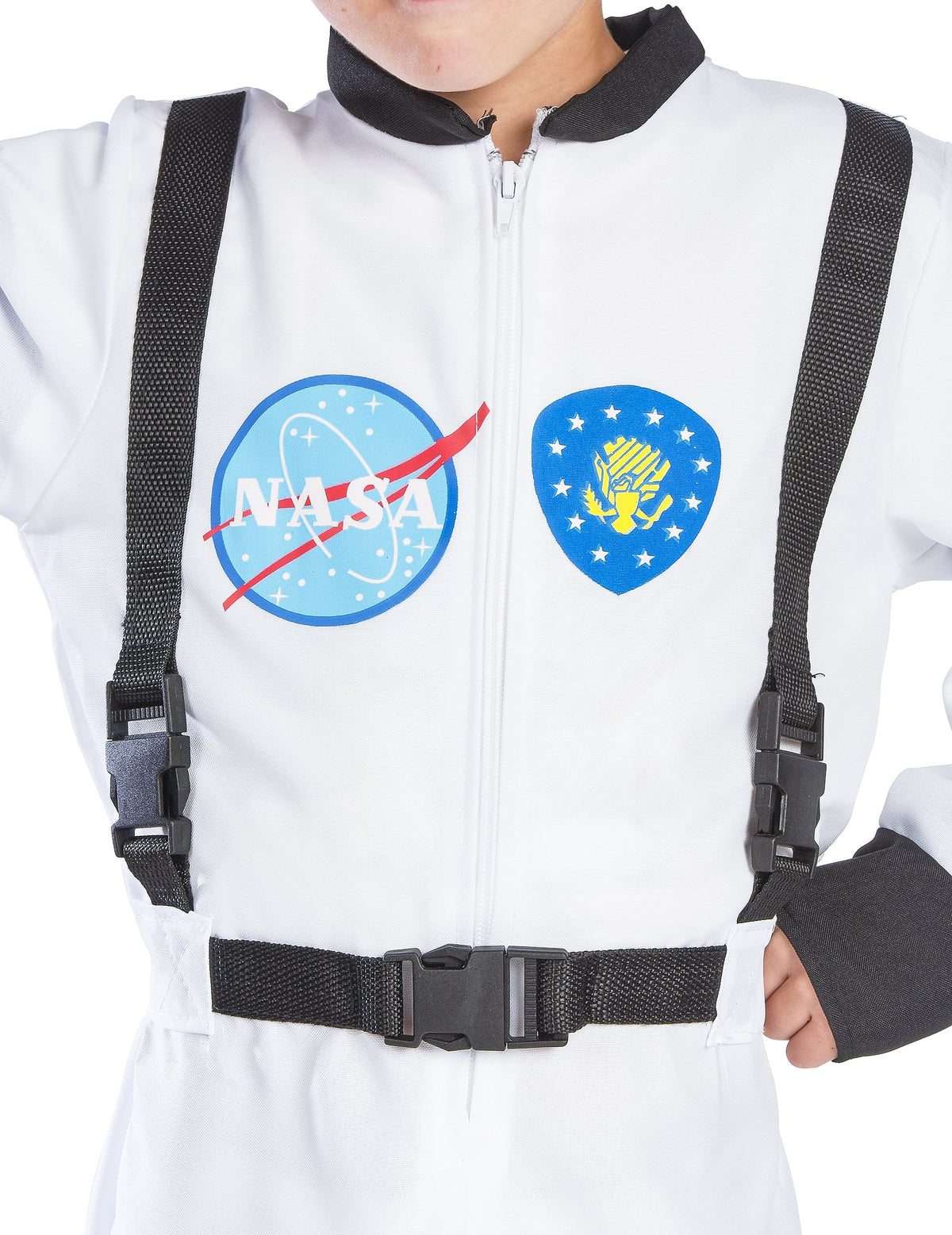 Gros plan sur les écussons et les sangles du déguisement d'astronaute pour enfant