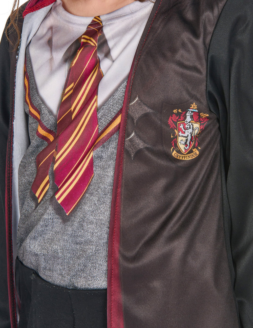 Détail de l'écusson Gryffondor sur la robe du déguisement avec accessoires Harry Potter™