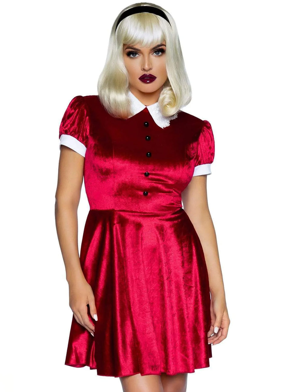 Gros plan sur le col blanc et les boutons du déguisement baby doll
