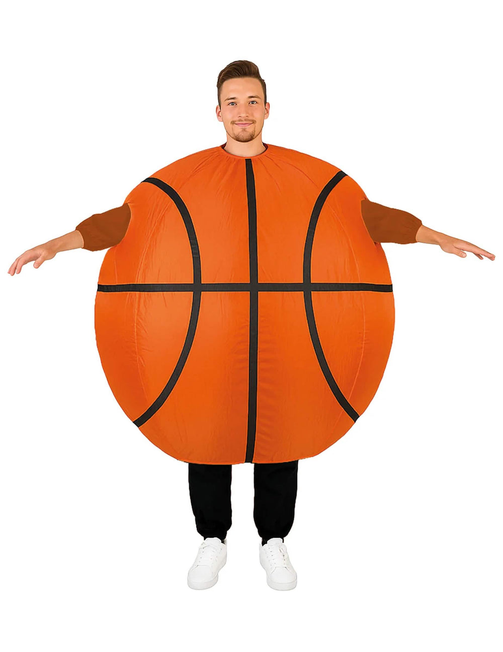 Vista frontal com os braços afastados do disfarce bola de basquetebol carry me