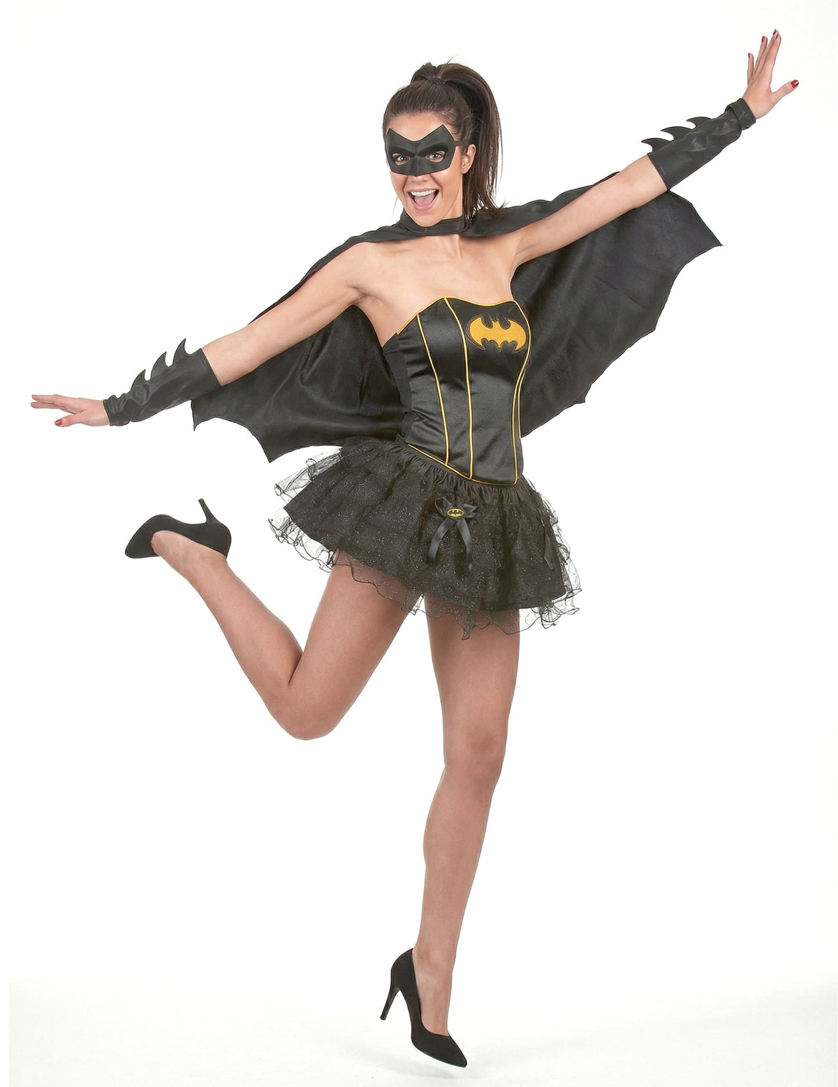 Pose avec cape déployée du déguisement Batgirl™ sexy pour femme