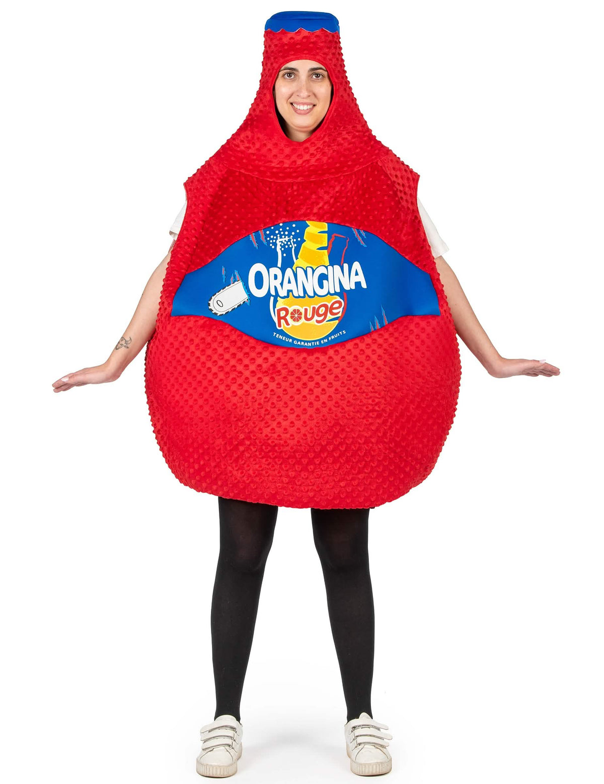 Vista frontal com os braços afastados do disfarce de garrafa de Orangina vermelho