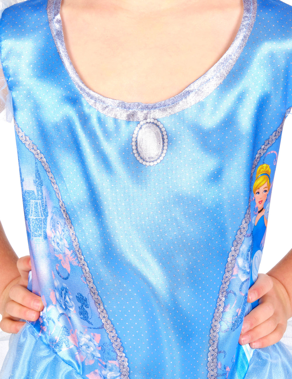 Détail de l'encolure et du médaillon du déguisement Cendrillon™ basique pour enfant