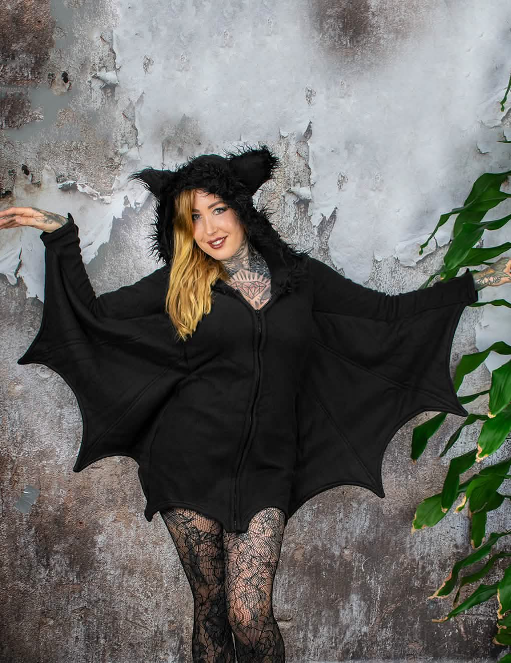 Vista frontal, asas abertas, do disfarce de halloween de morcego para mulher