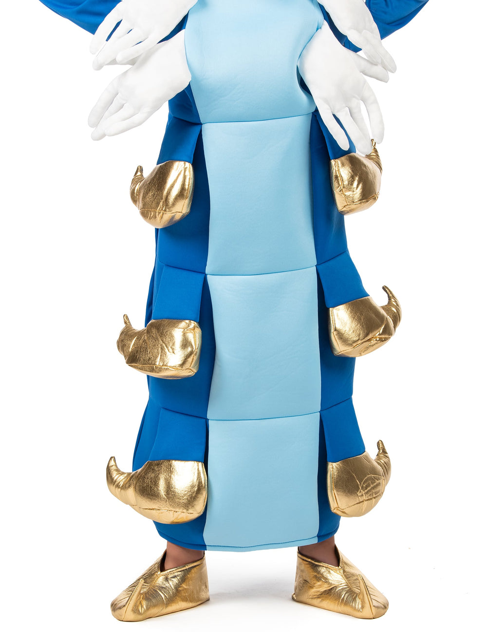 Détail des mains blanches et des pieds dorés du déguisement de chenille pour enfant