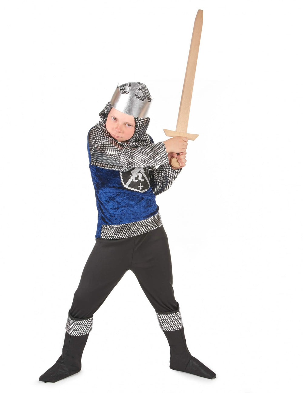 Pose de combate com a espada do disfarce de cavaleiro