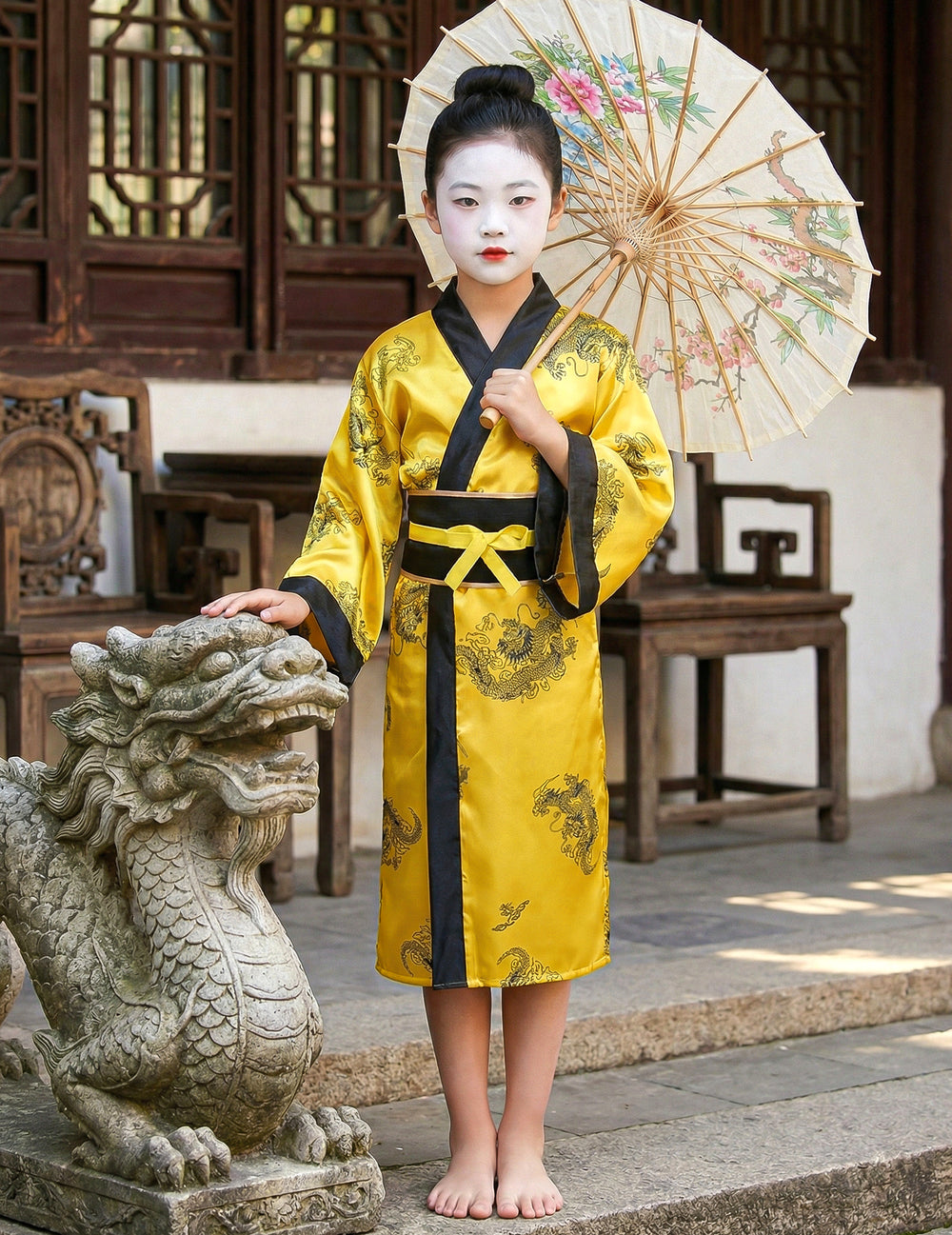 Mise en situation avec statue de dragon du déguisement de chinoise pour fille