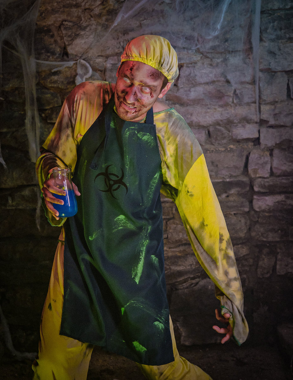 Détail de la fiole et du maquillage du déguisement de chirurgien radioactif
