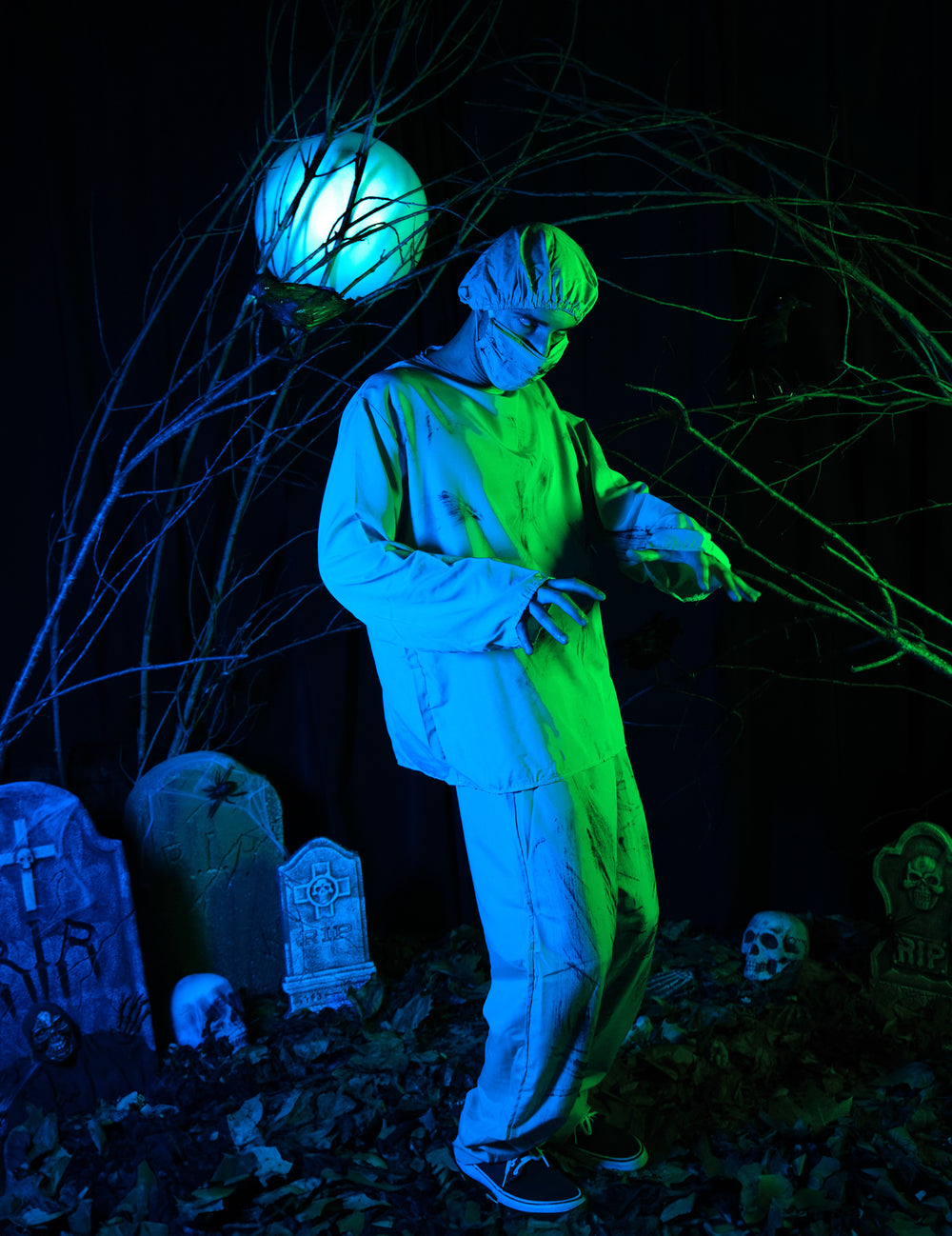 Vue de profil du déguisement de chirurgien zombie