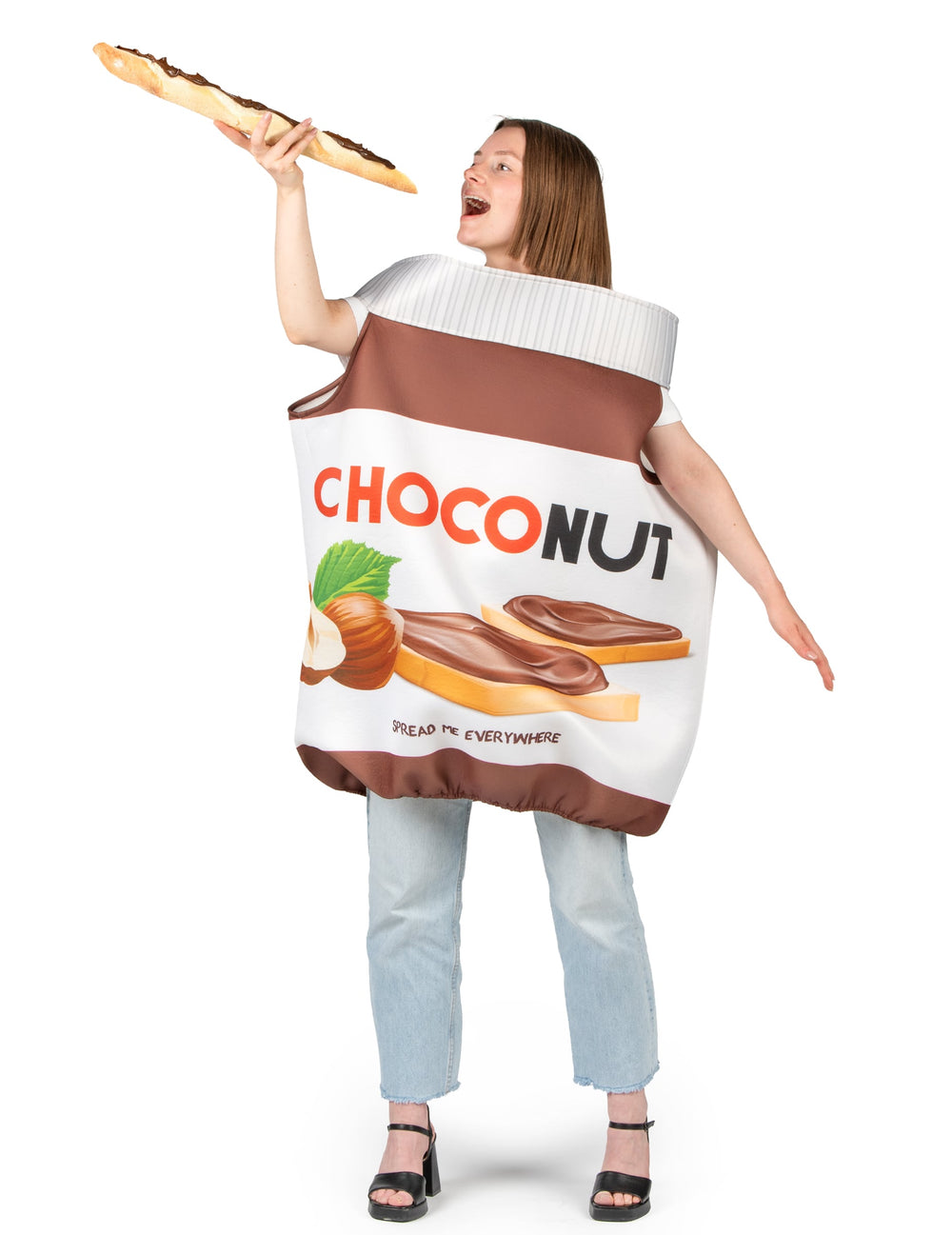 Mise en situation avec une baguette de pain du déguisement choconut pour adulte