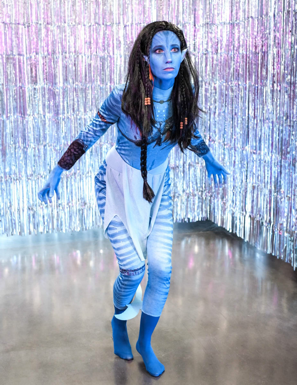 Vue de face en situation du déguisement classique Avatar Neytiri™ pour femme