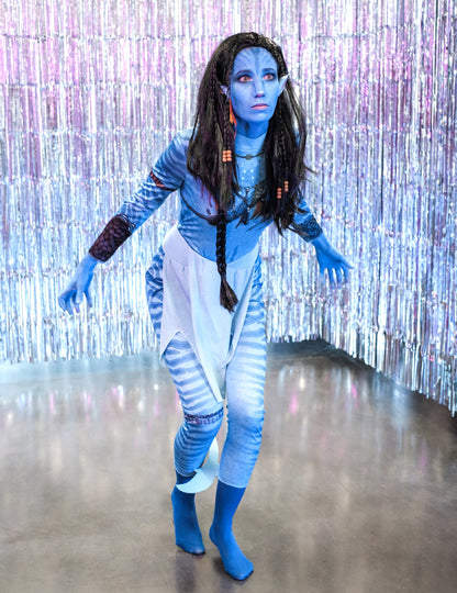 Vue de face en situation du déguisement classique Avatar Neytiri™ pour femme