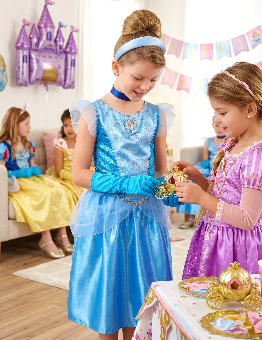 Mise en situation lors d'un anniversaire du déguisement classique Cendrillon pour fille
