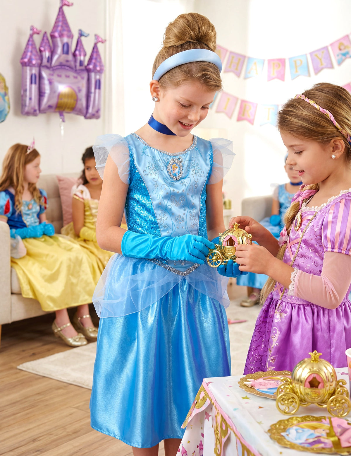 Mise en situation lors d'un anniversaire du déguisement classique Cendrillon pour fille