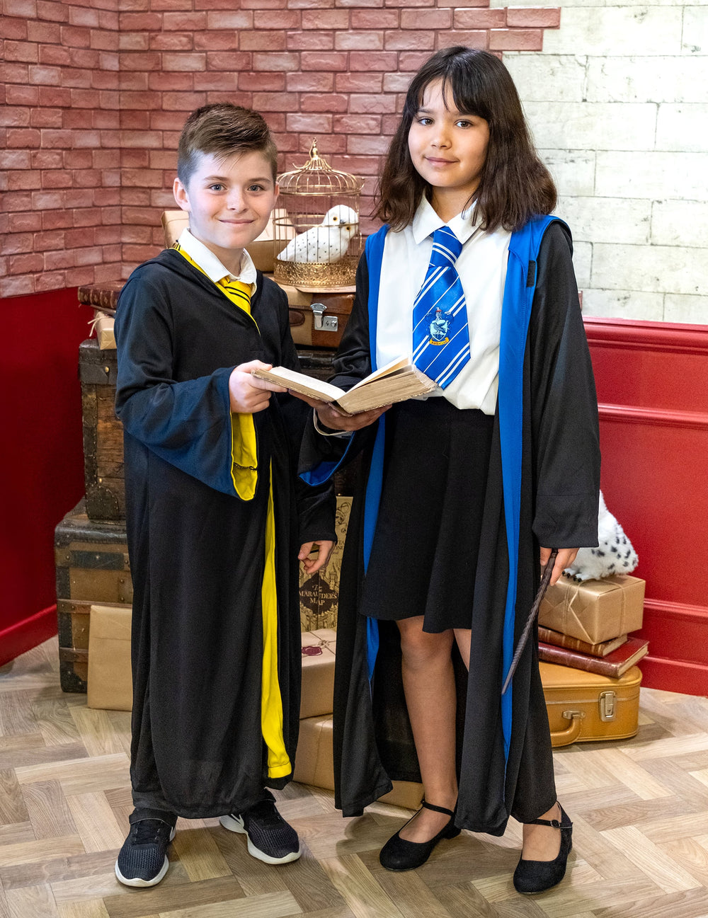 Mise en situation du déguisement classique Poufsouffle Harry Potter™ enfant