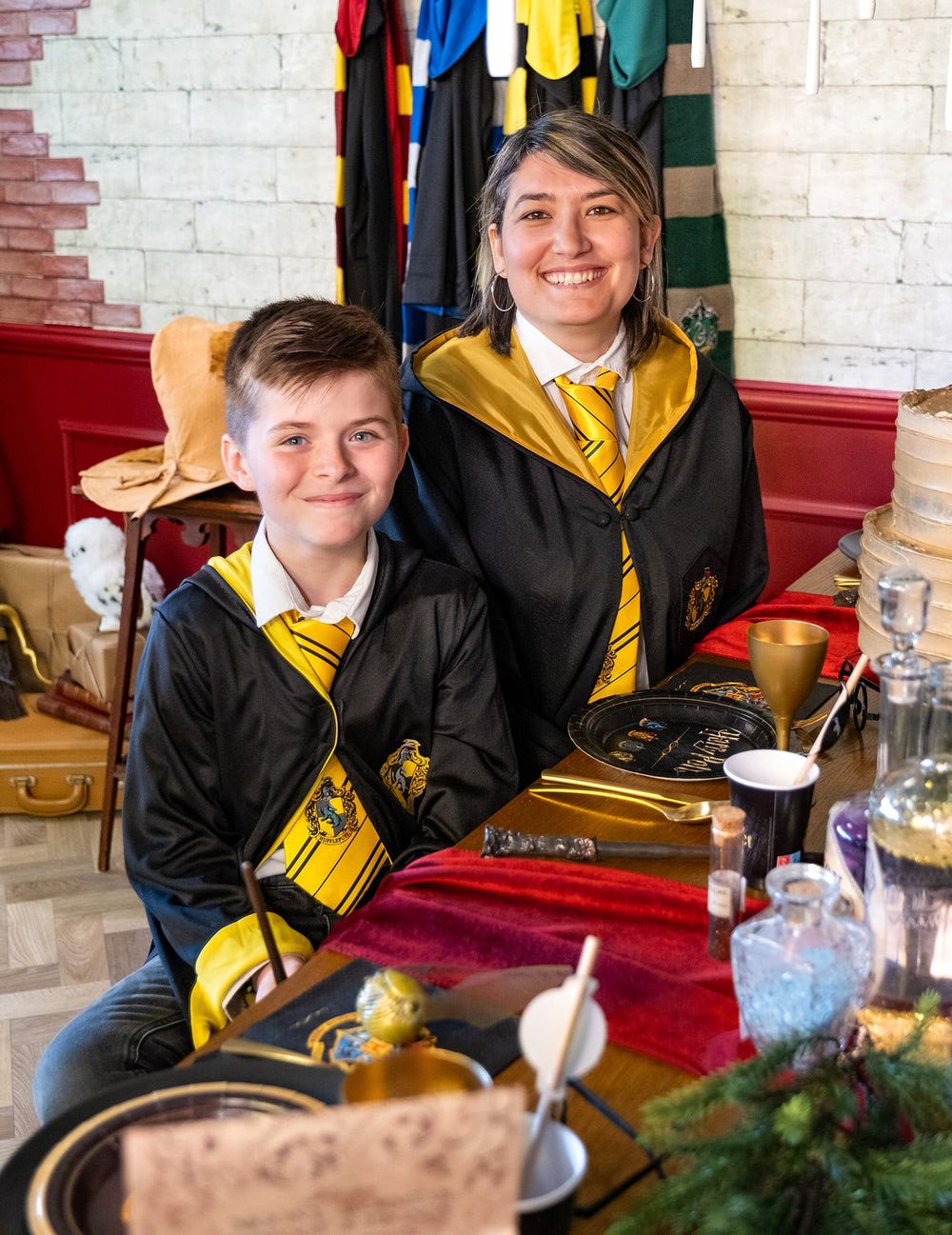 Mise en situation festive du déguisement classique Poufsouffle Harry Potter™ enfant