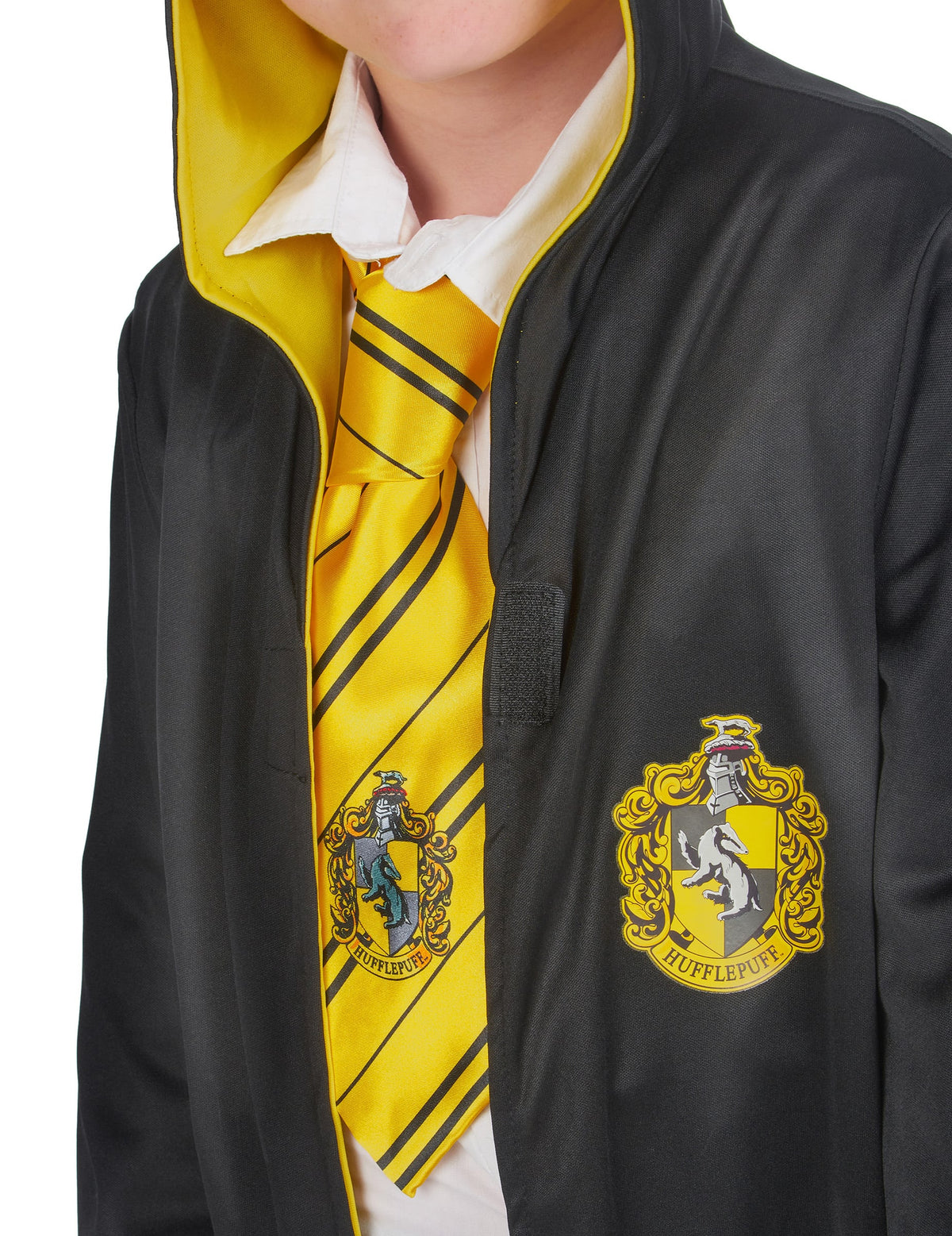 Détail de l'écusson et de la cravate du déguisement classique Poufsouffle Harry Potter™ enfant
