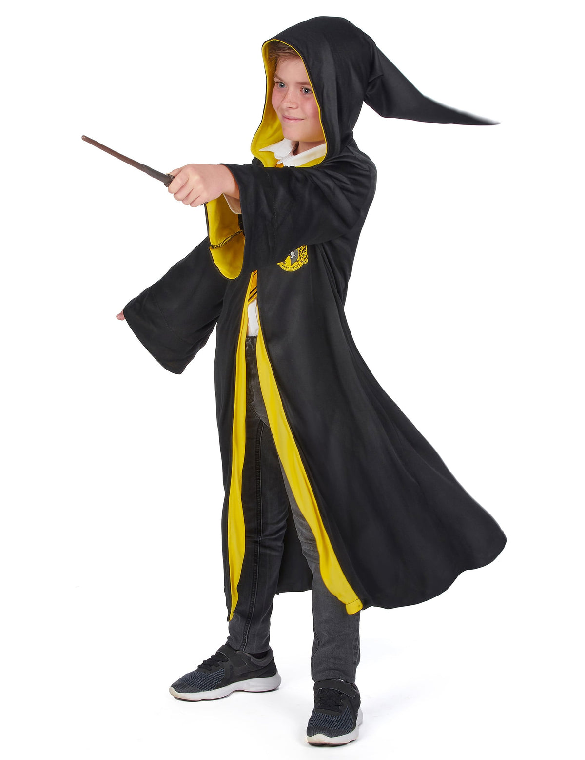 Vue de profil avec baguette du déguisement classique Poufsouffle Harry Potter pour enfant