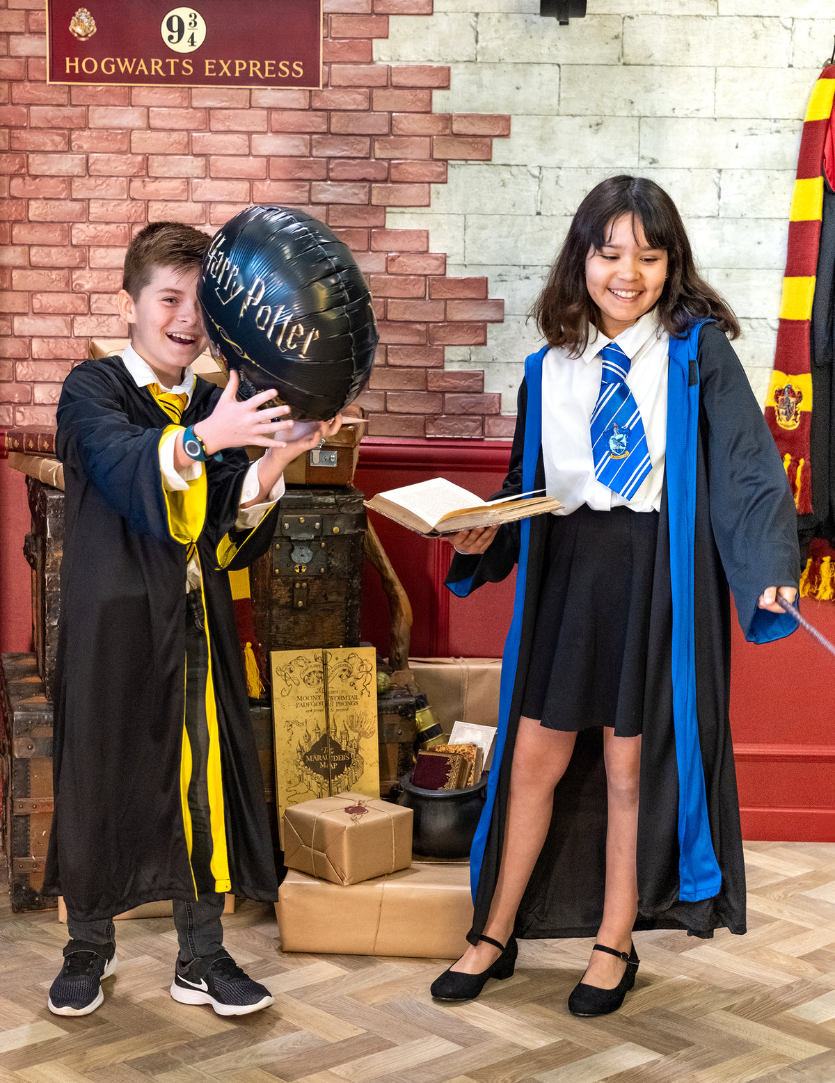 Mise en scène avec accessoires du déguisement classique Serdaigle Harry Potter™