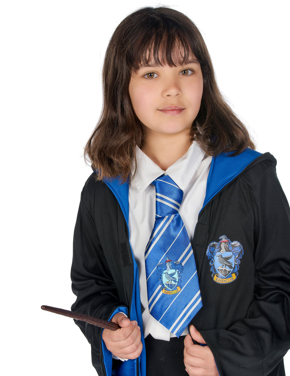 Gros plan sur la cravate et l'écusson du déguisement classique Serdaigle Harry Potter™