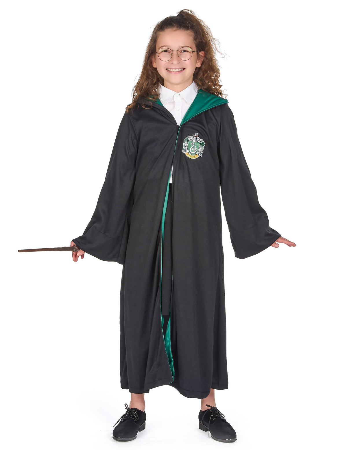 Vue d'ensemble avec baguette et lunettes du déguisement classique Serpentard Harry Potter