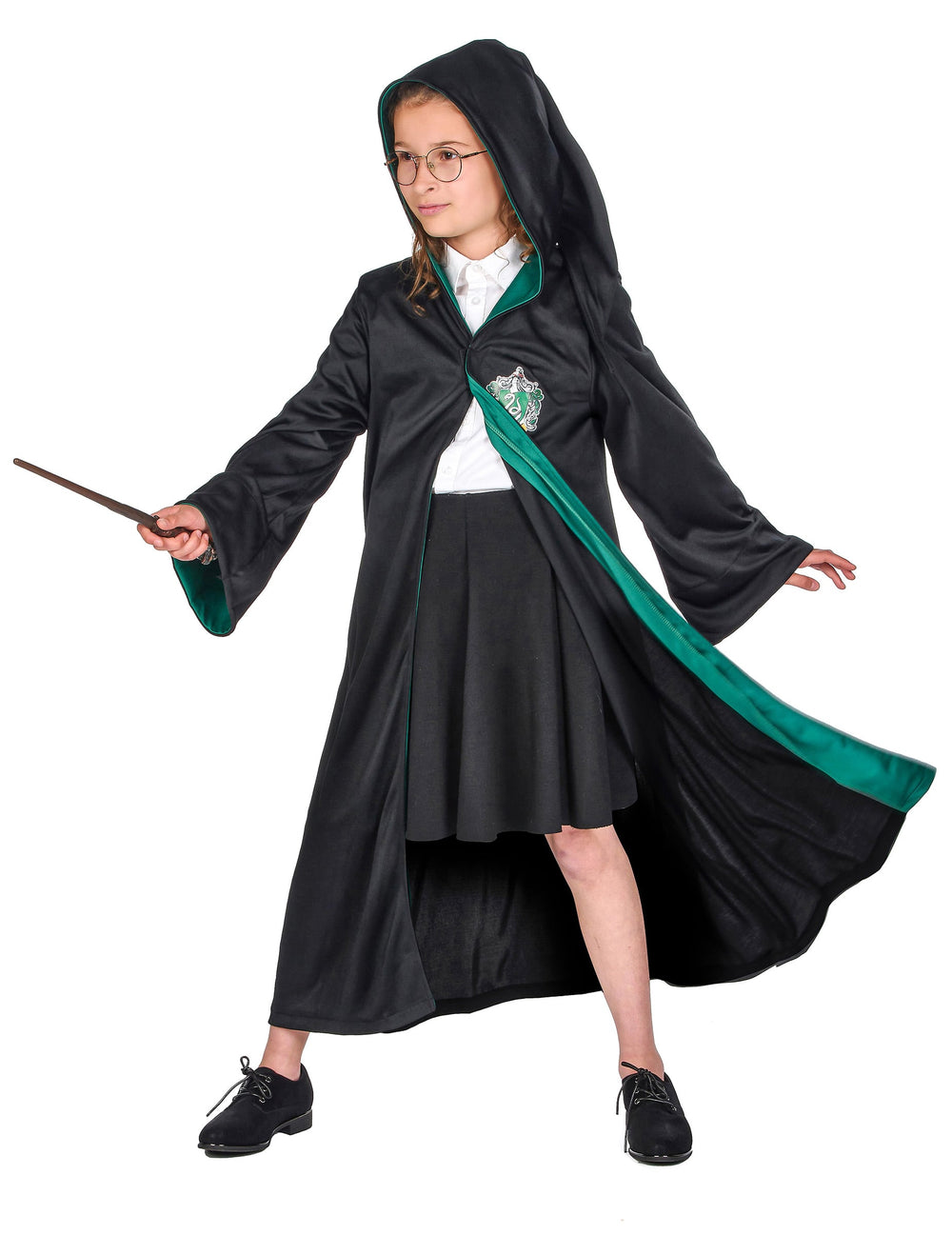 Vue de face avec baguette du déguisement classique Serpentard Harry Potter™