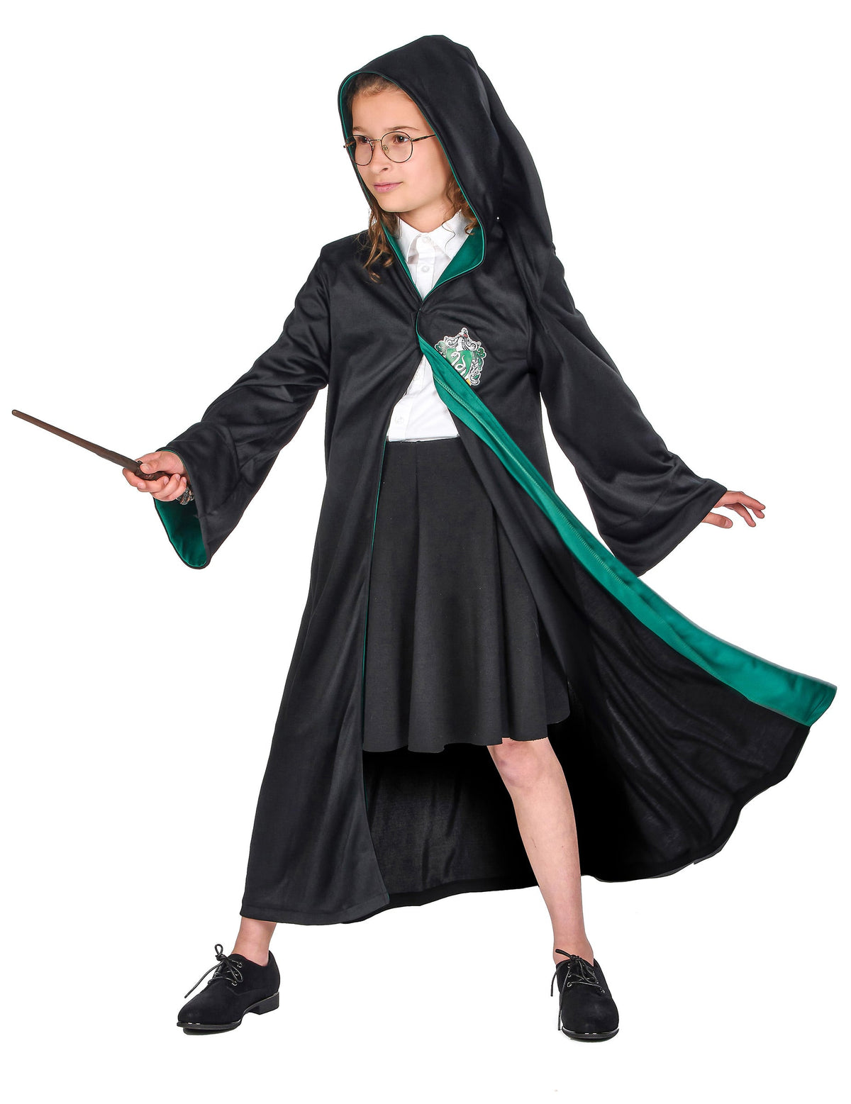 Vue de face avec baguette du déguisement classique Serpentard Harry Potter™
