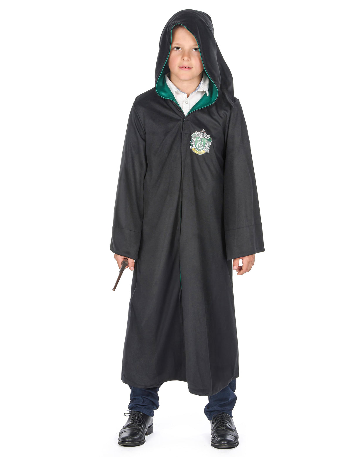Vue de face avec capuche et baguette du déguisement classique Serpentard Harry Potter™