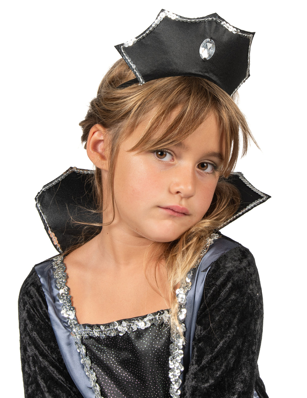 Gros plan sur le diadème et le col du déguisement de comtesse des chauve-souris pour fille