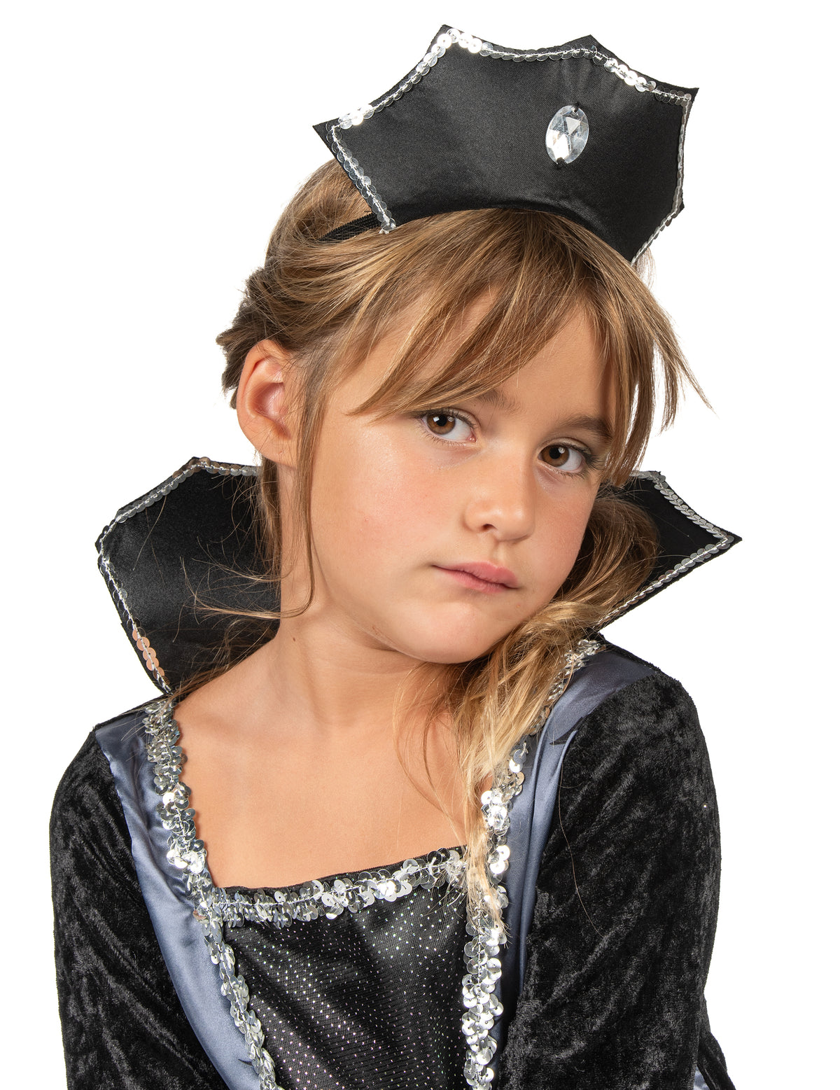 Gros plan sur le diadème et le col du déguisement de comtesse des chauve-souris pour fille