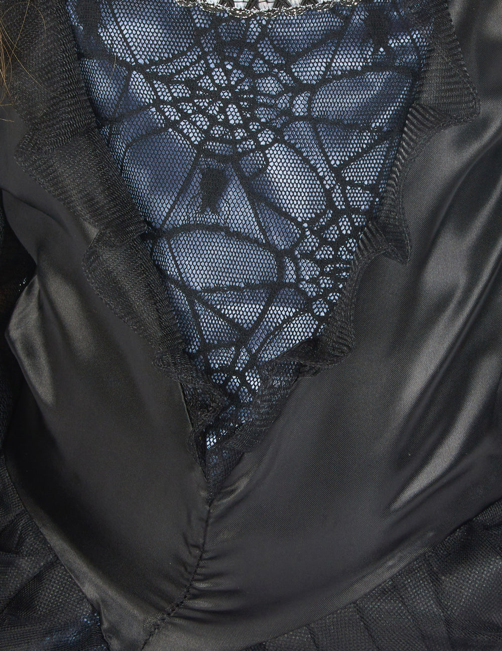 Détail de la dentelle en toile d'araignée du déguisement de comtesse Halloween