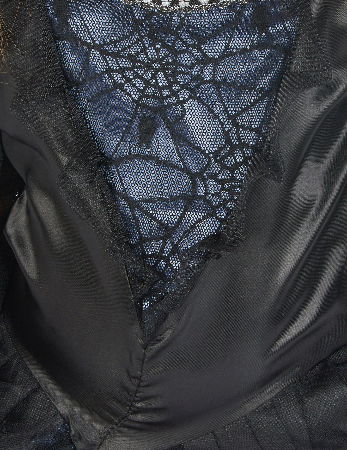 Détail de la dentelle en toile d'araignée du déguisement de comtesse Halloween