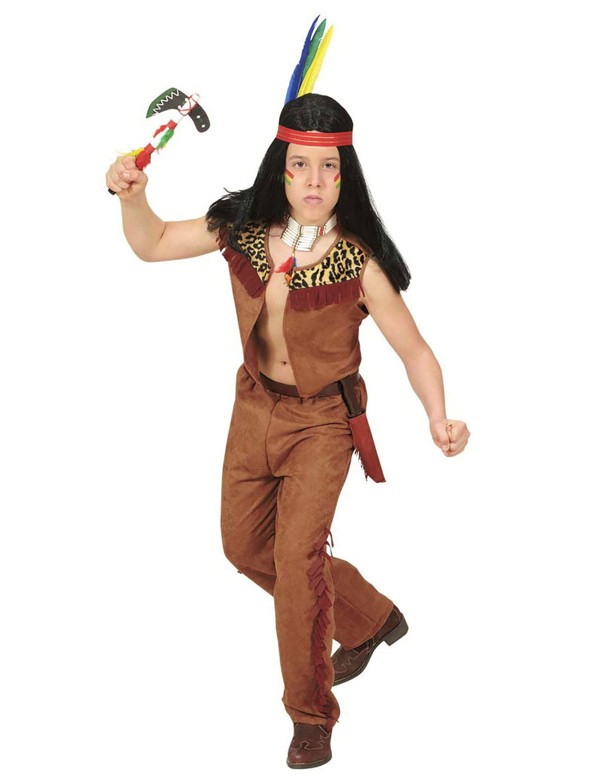 Pose avec tomahawk du kit déguisement cowboy du Far West pour garçon
