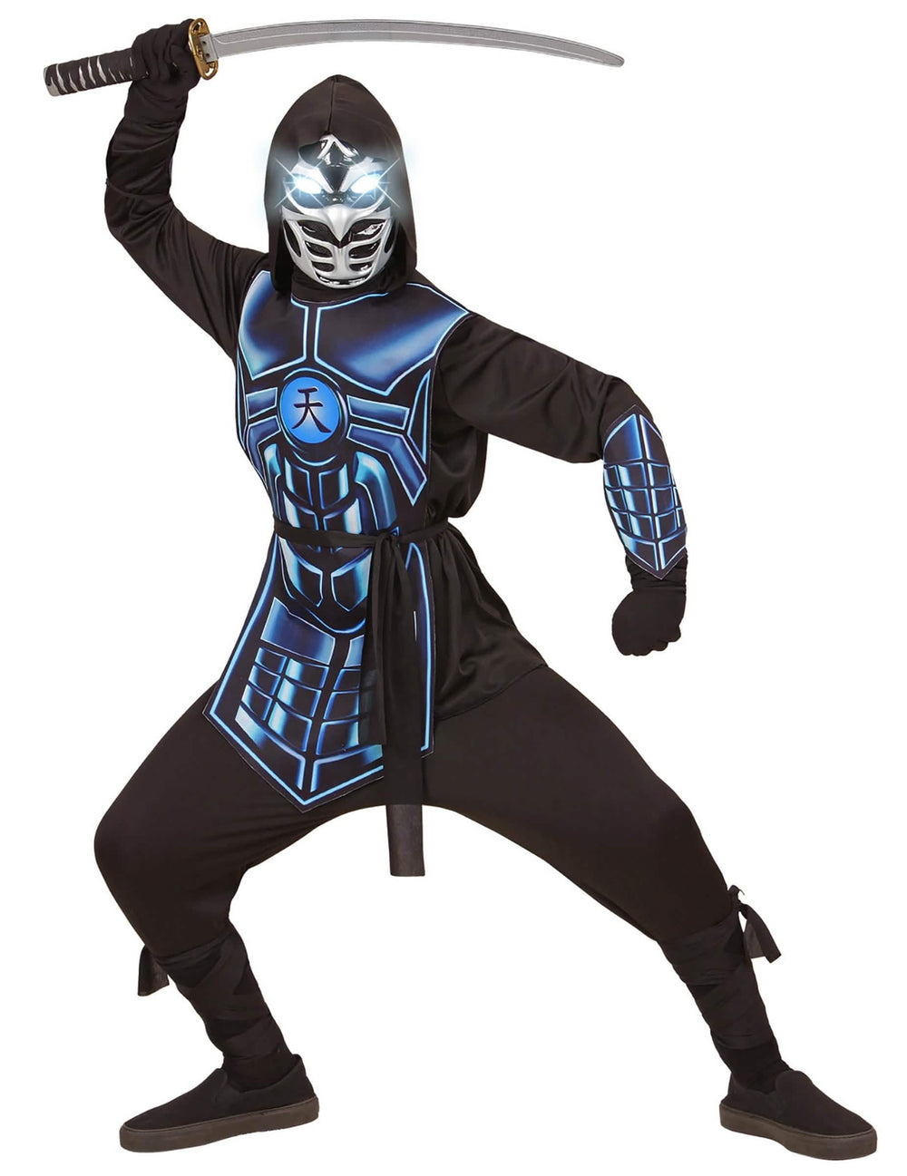 Pose com um sabre do disfarce de ninja cibernético luminoso e sonoro