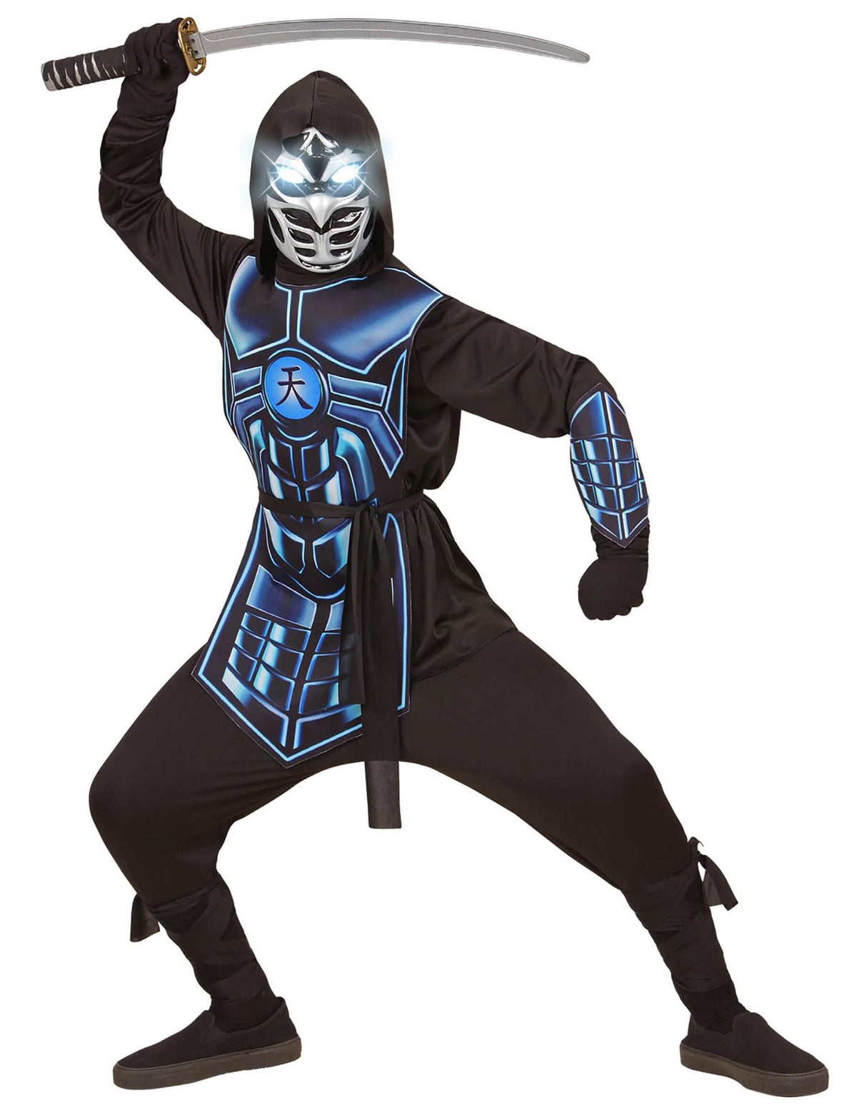 Pose com um sabre do disfarce de ninja cibernético luminoso e sonoro