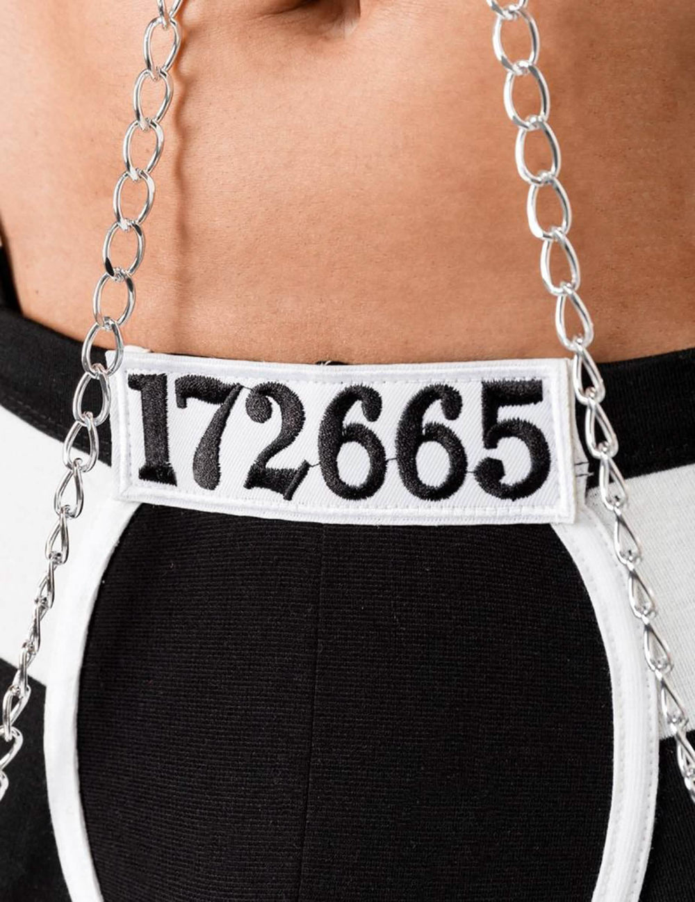 Détail du matricule et des chaînes du déguisement de prisonnier sexy luxe pour homme