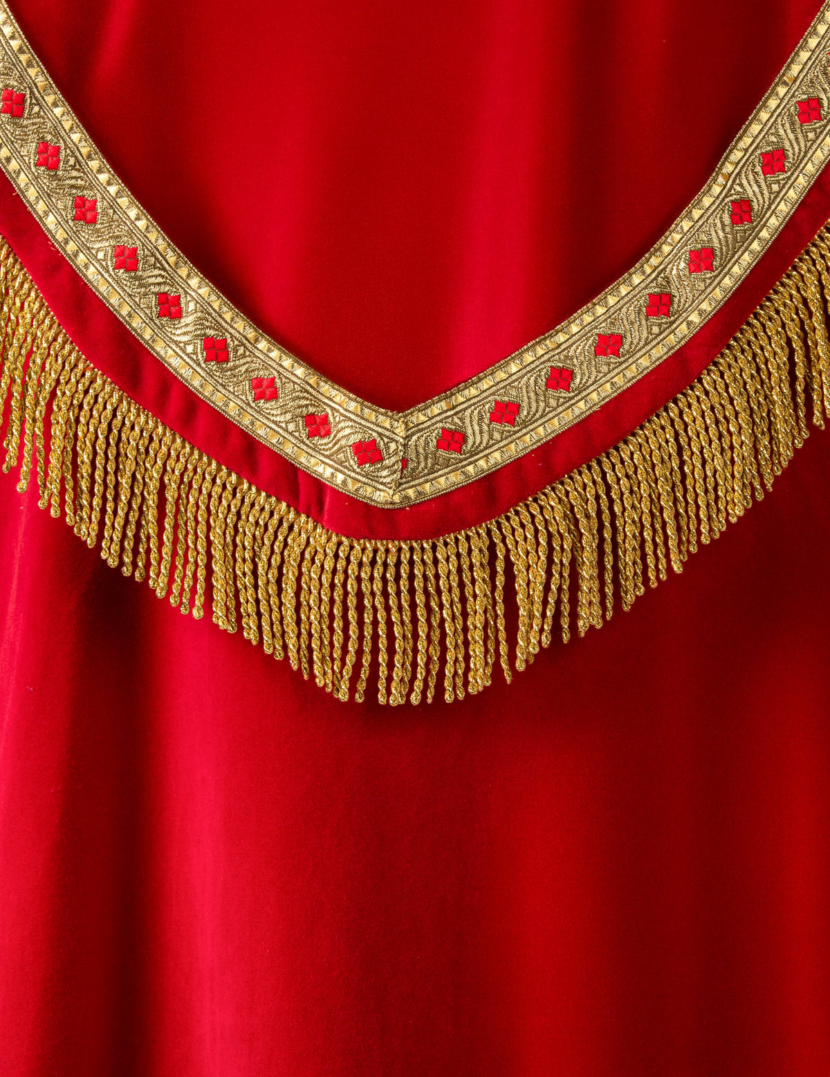 Détail de la bordure dorée et des franges du déguisement de Saint-Nicolas Haut de Gamme