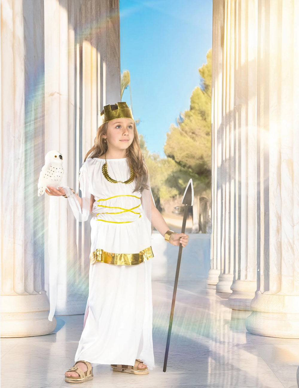 Mise en situation avec lance et chouette du déguisement de déesse Athena pour fille