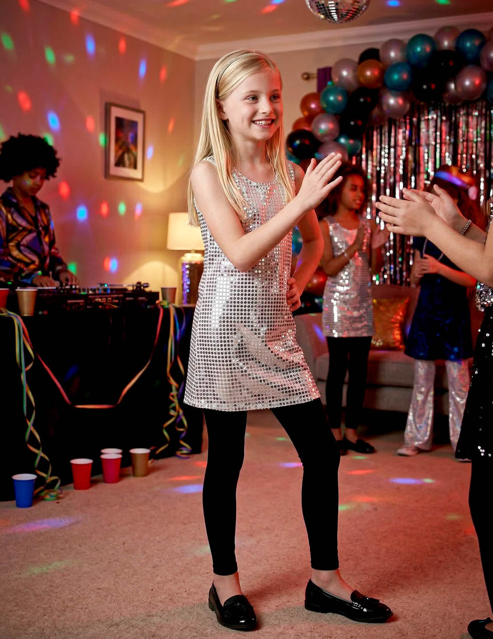 Encenação do fato de disco para menina com lantejoulas prateadas