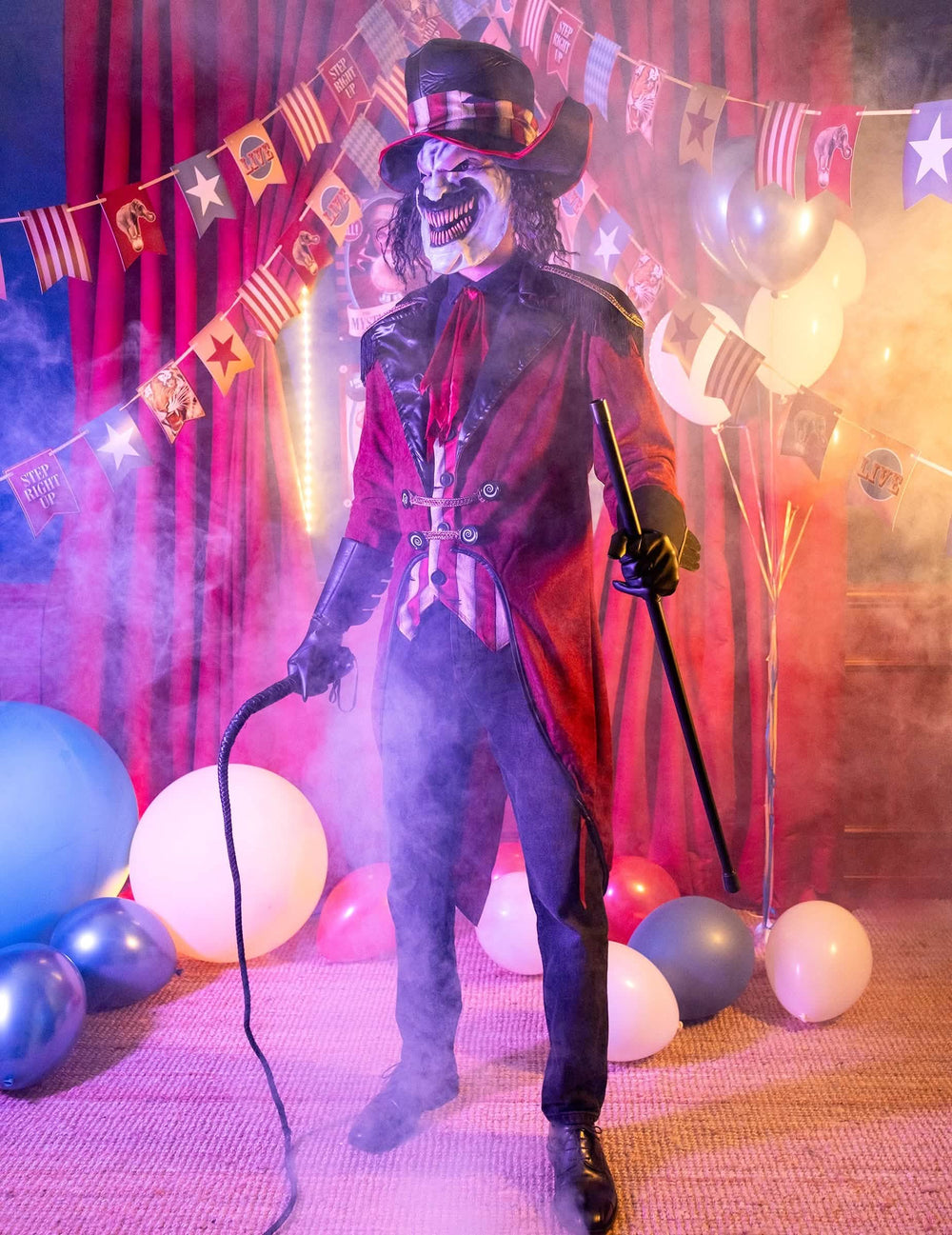 Encenação com decoração de circo do disfarce de domador assustador luxo