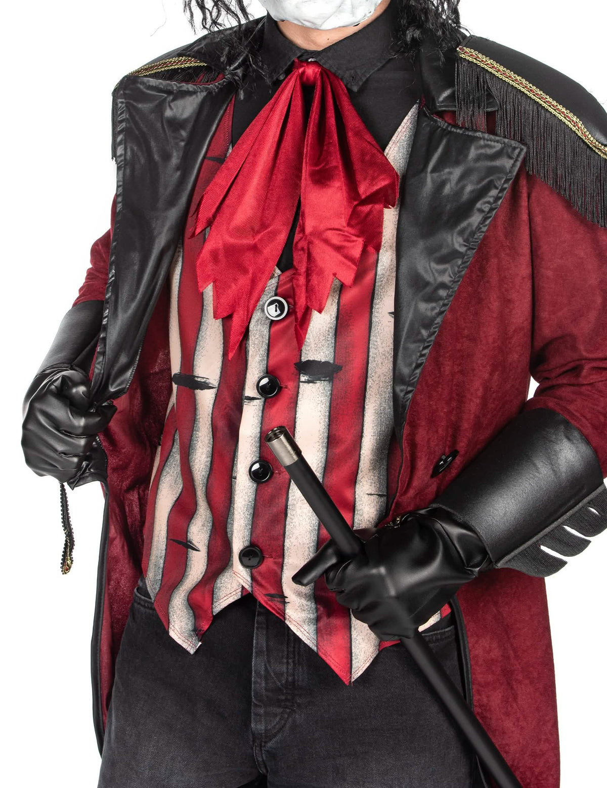 Detalhe do colete às riscas e do jabô vermelho do disfarce de domador assustador de luxo