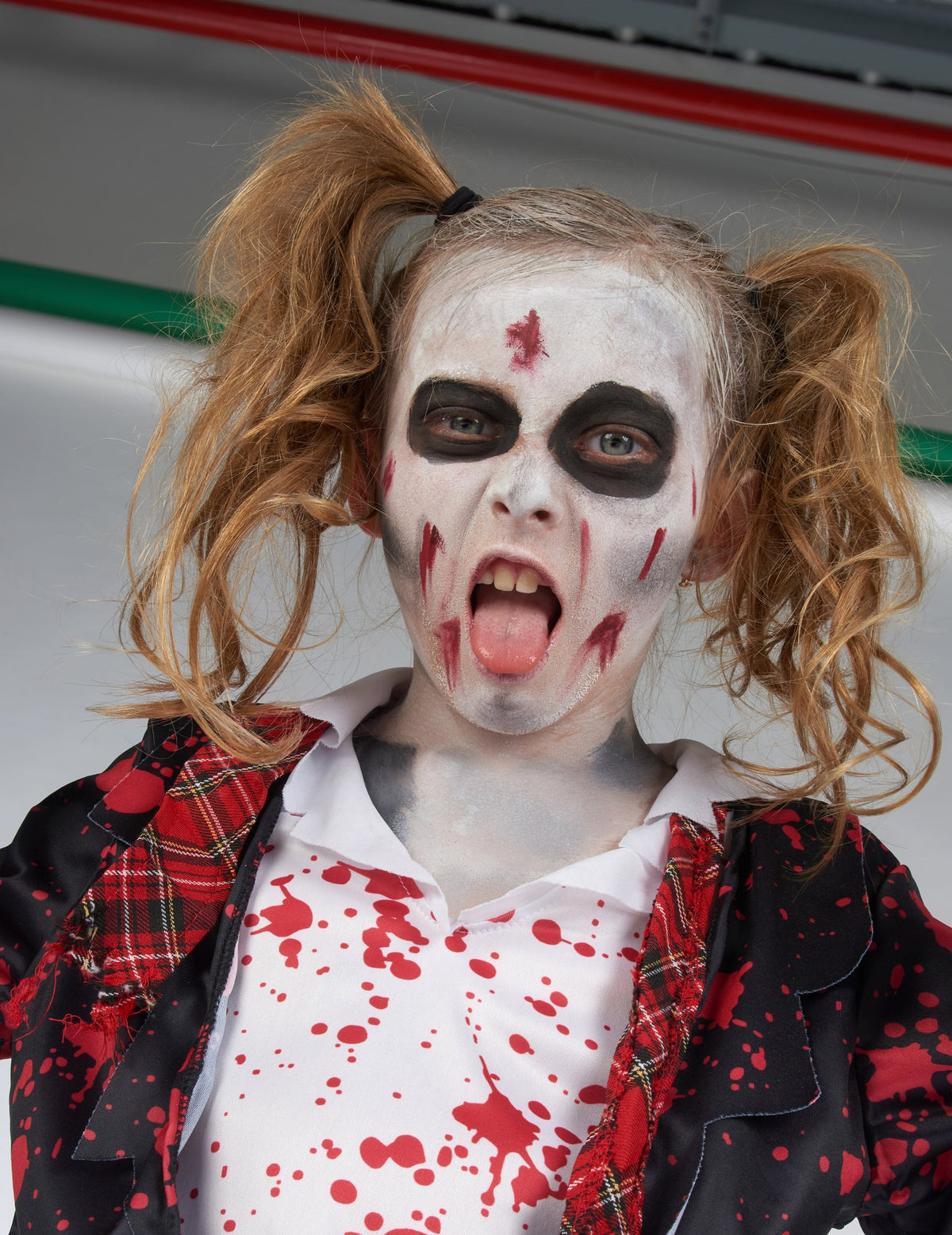Gros plan sur le maquillage du déguisement écolière zombie pour fille Halloween