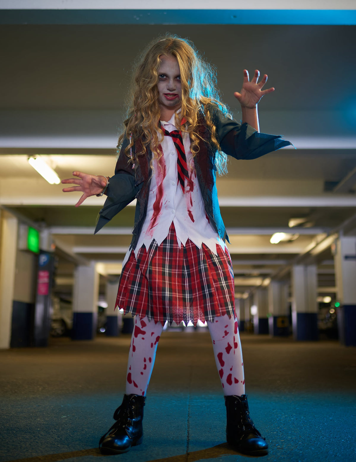Mise en situation du déguisement écolière zombie pour fille