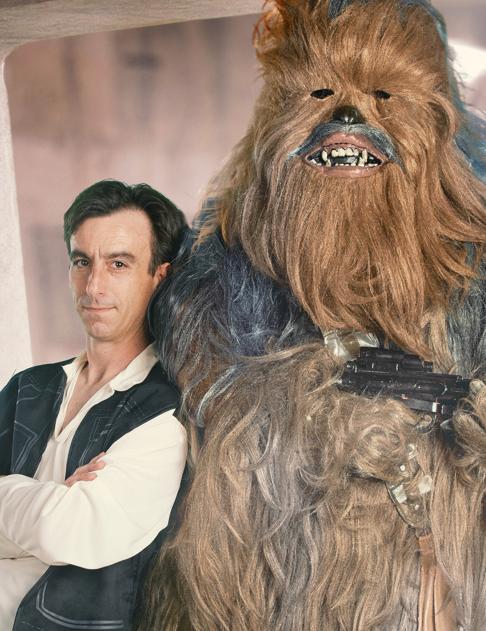 Gros plan sur le masque et le haut du déguisement édition collector Chewbacca Star Wars